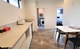 Cozy 2- Bedrooms Unit In Hamilton